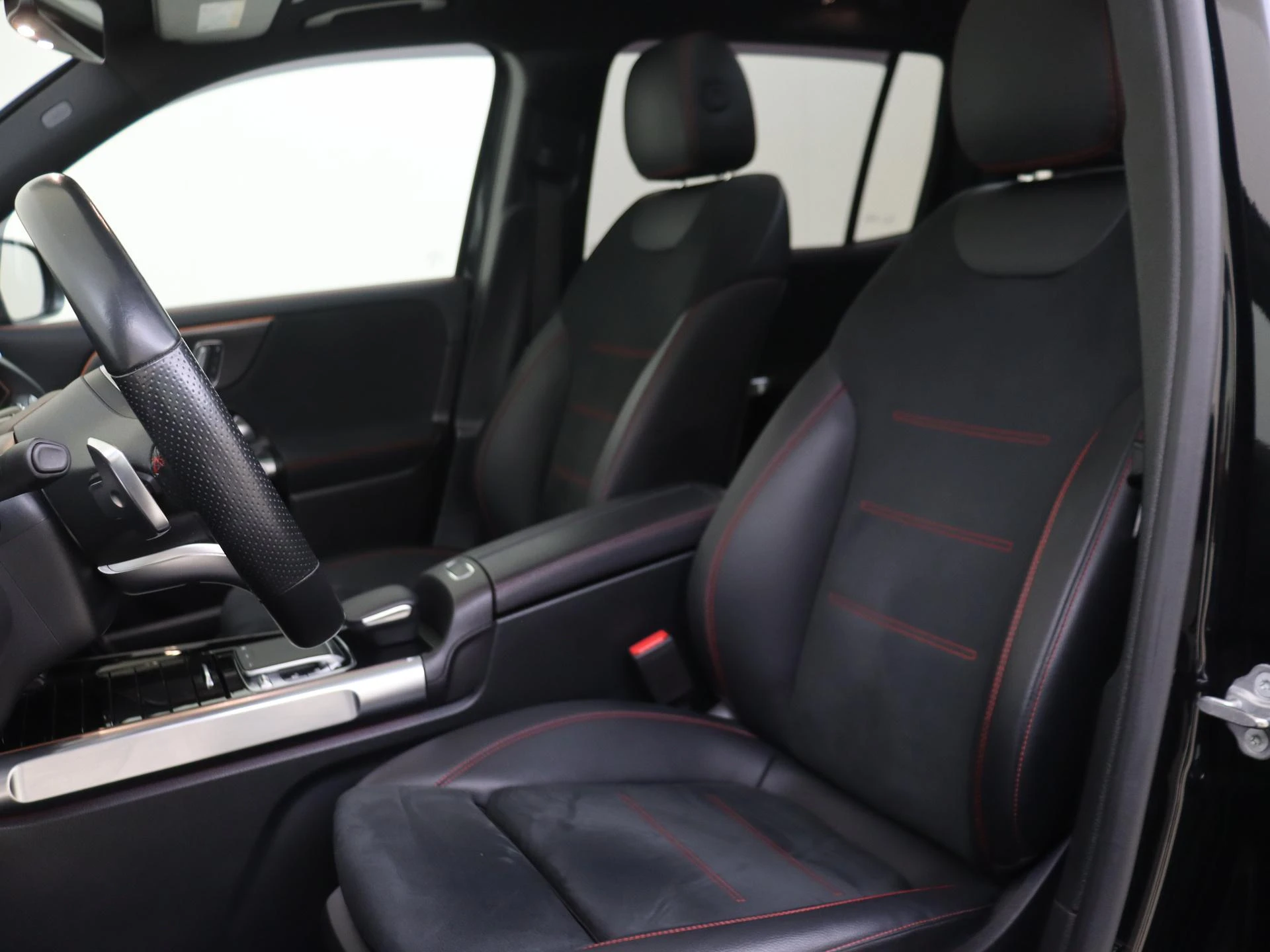 Mercedes-Benz-GLB-image-12