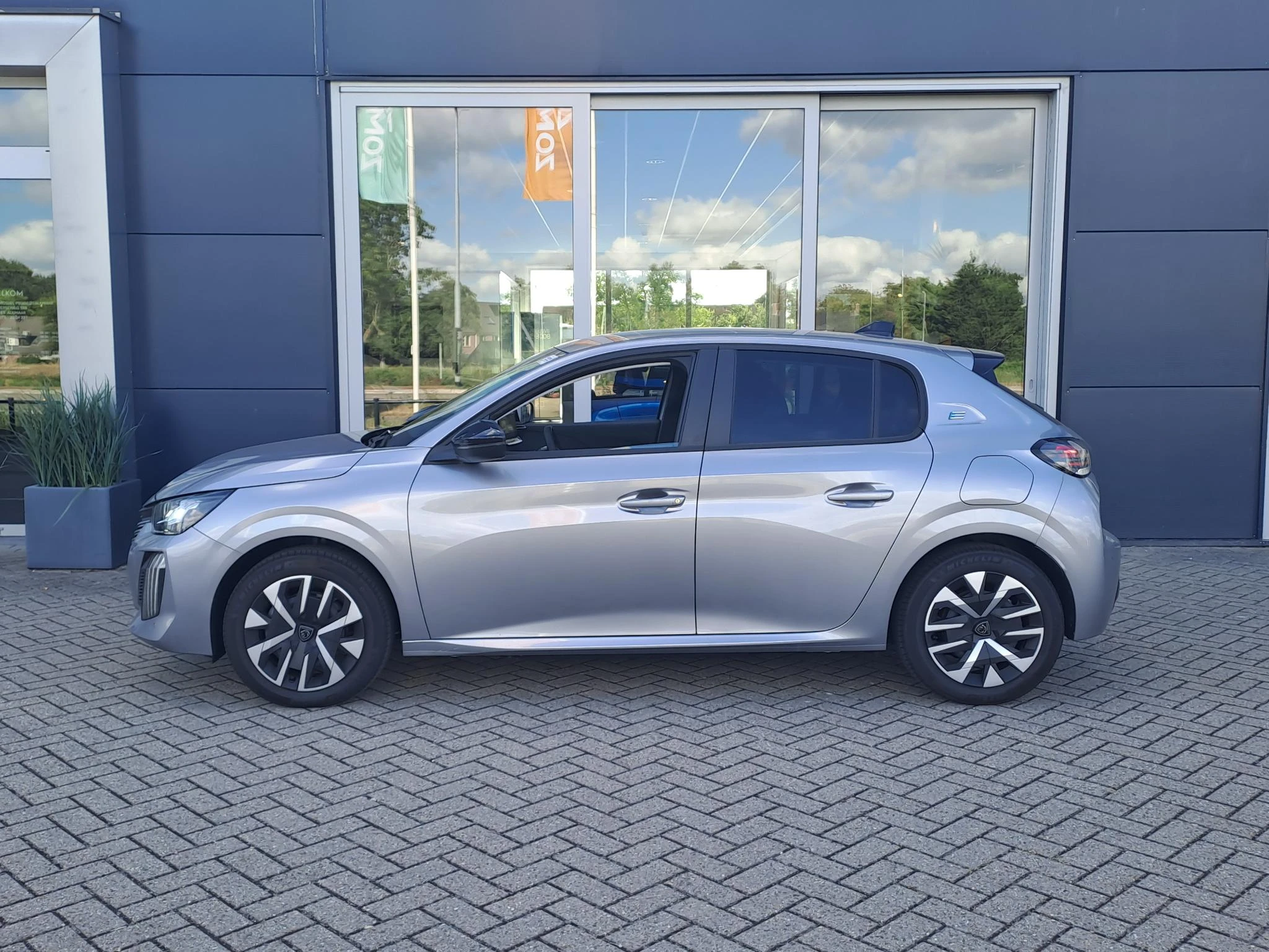 Peugeot-e-208-image-2