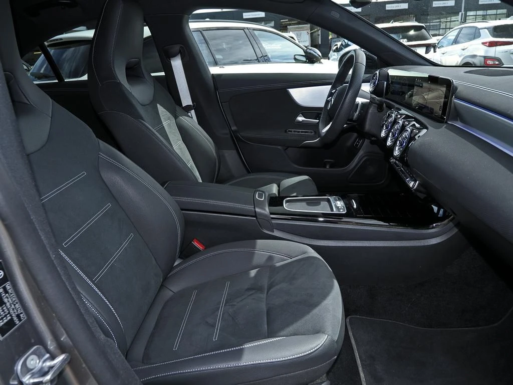 Mercedes-Benz-CLA 200-image-12