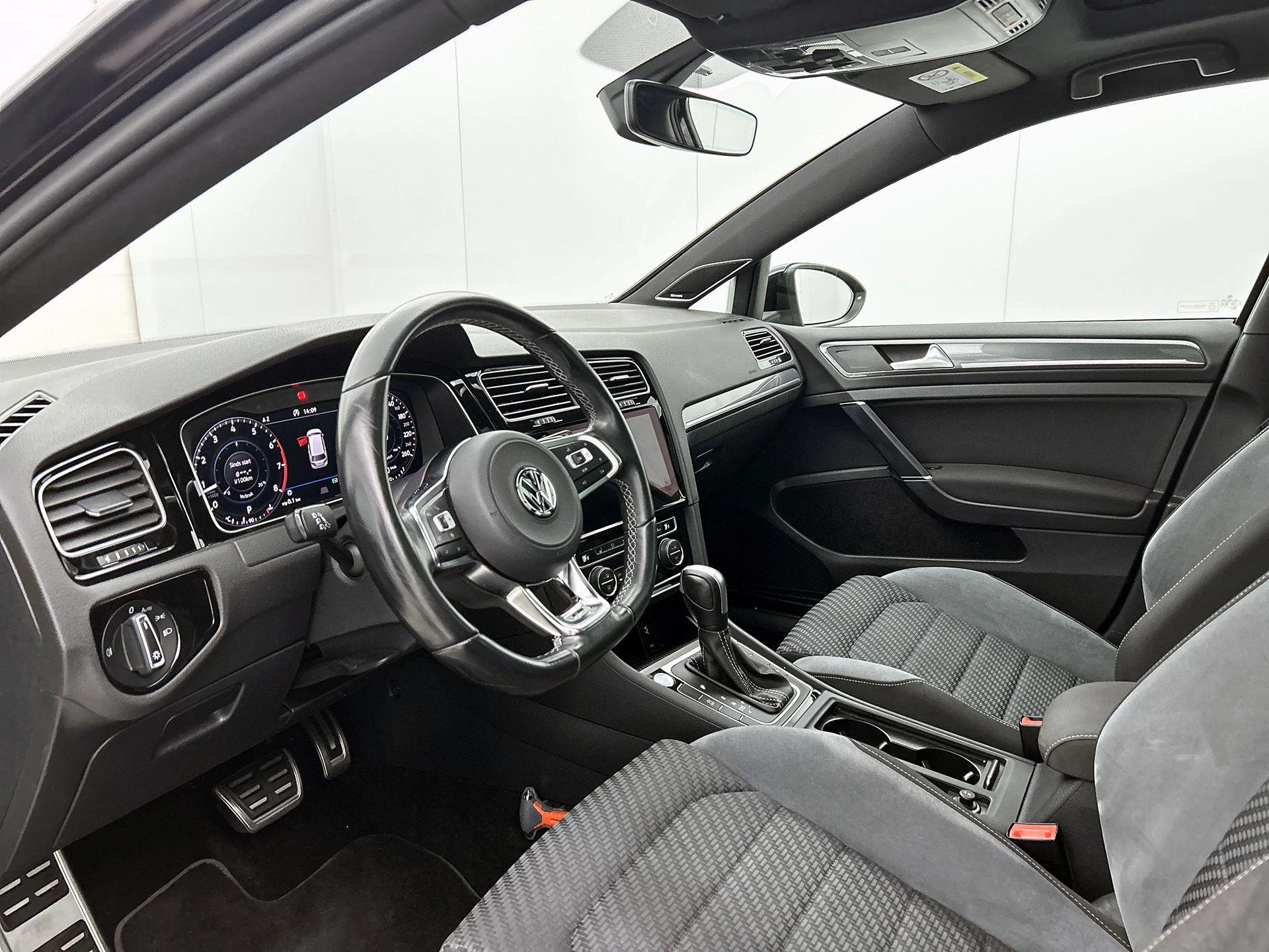 Volkswagen-Golf-image-19