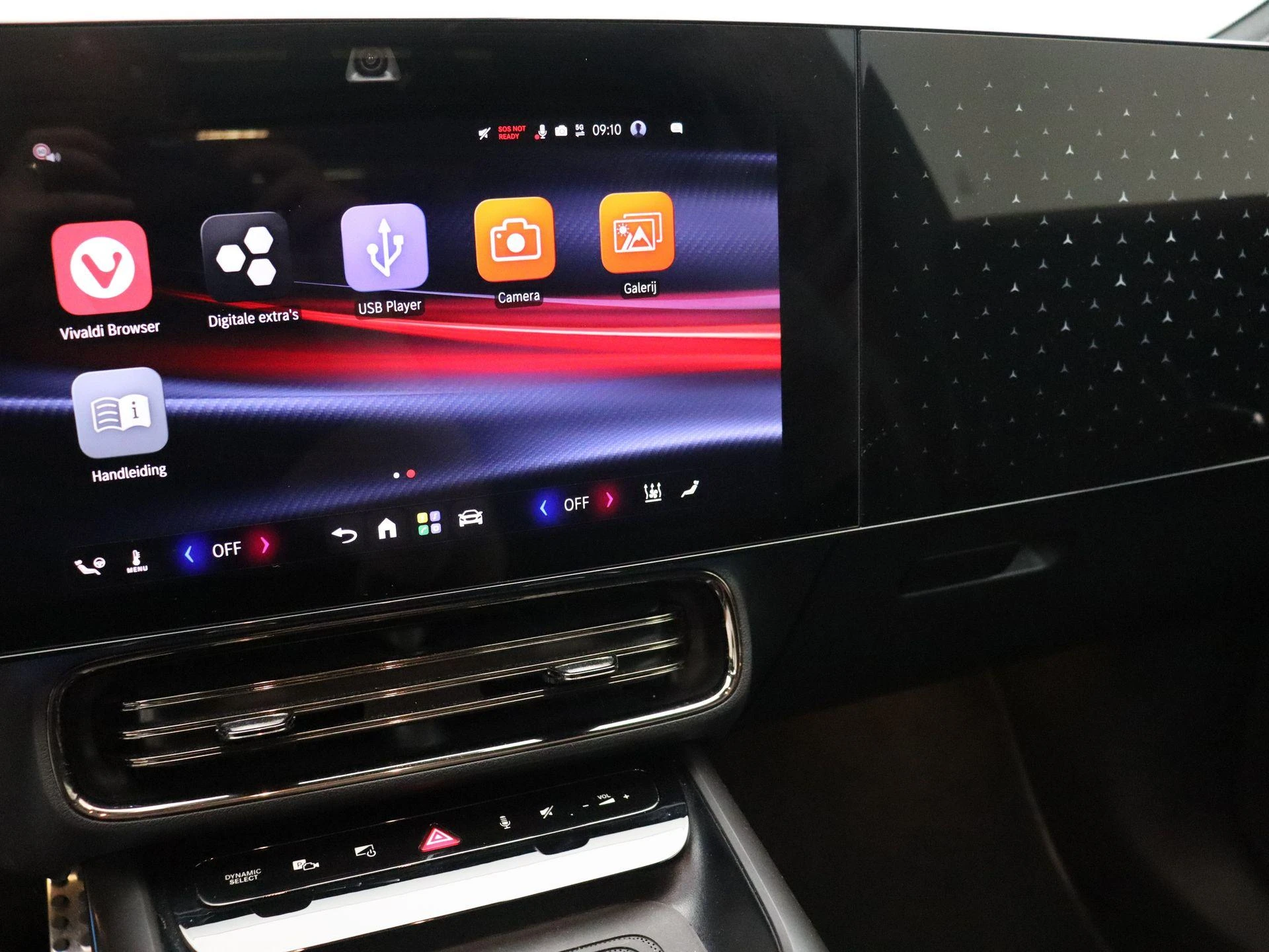 Mercedes-Benz-CLA-image-15