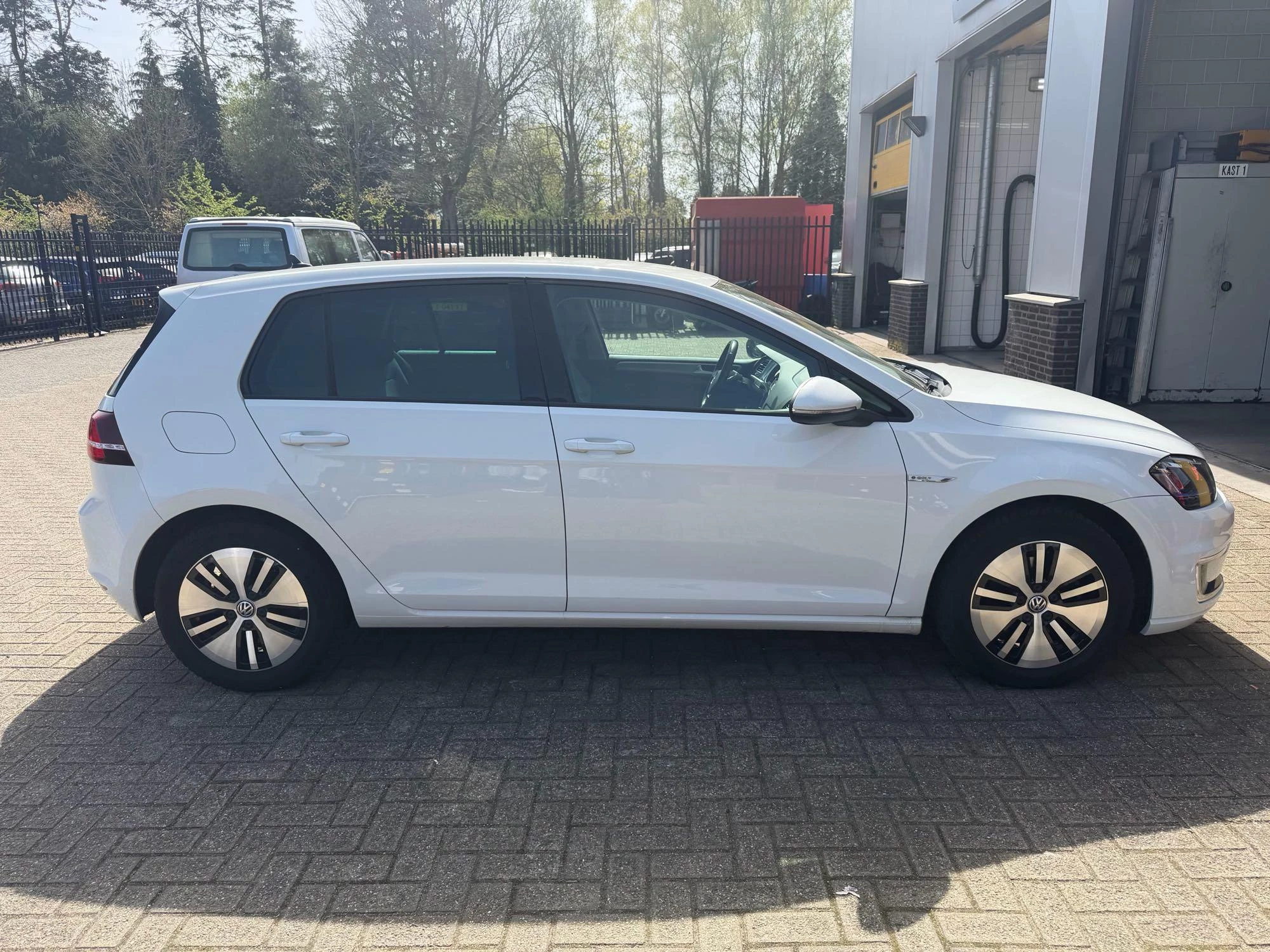 Volkswagen-e-Golf-image-1