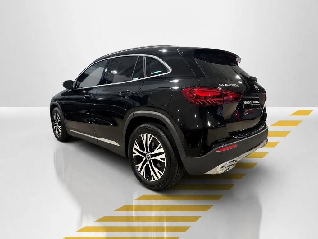 Mercedes-Benz-GLA 200 d-image-12