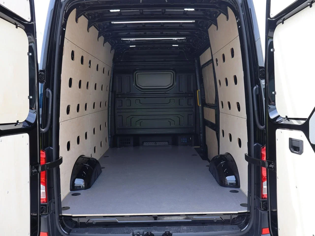 Volkswagen Crafter 35 Fou Mwb Hr Dsl Crafter 2.0 CR TDi L3H3 RWD (EUVI-E) Aut. *DEMO*