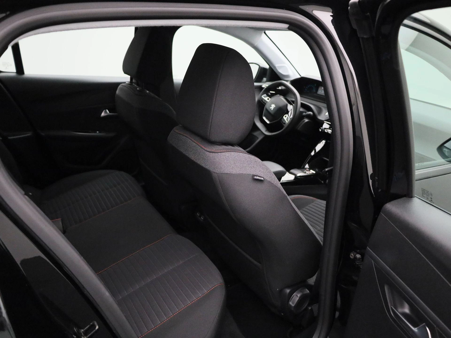 Peugeot-e-208-image-30