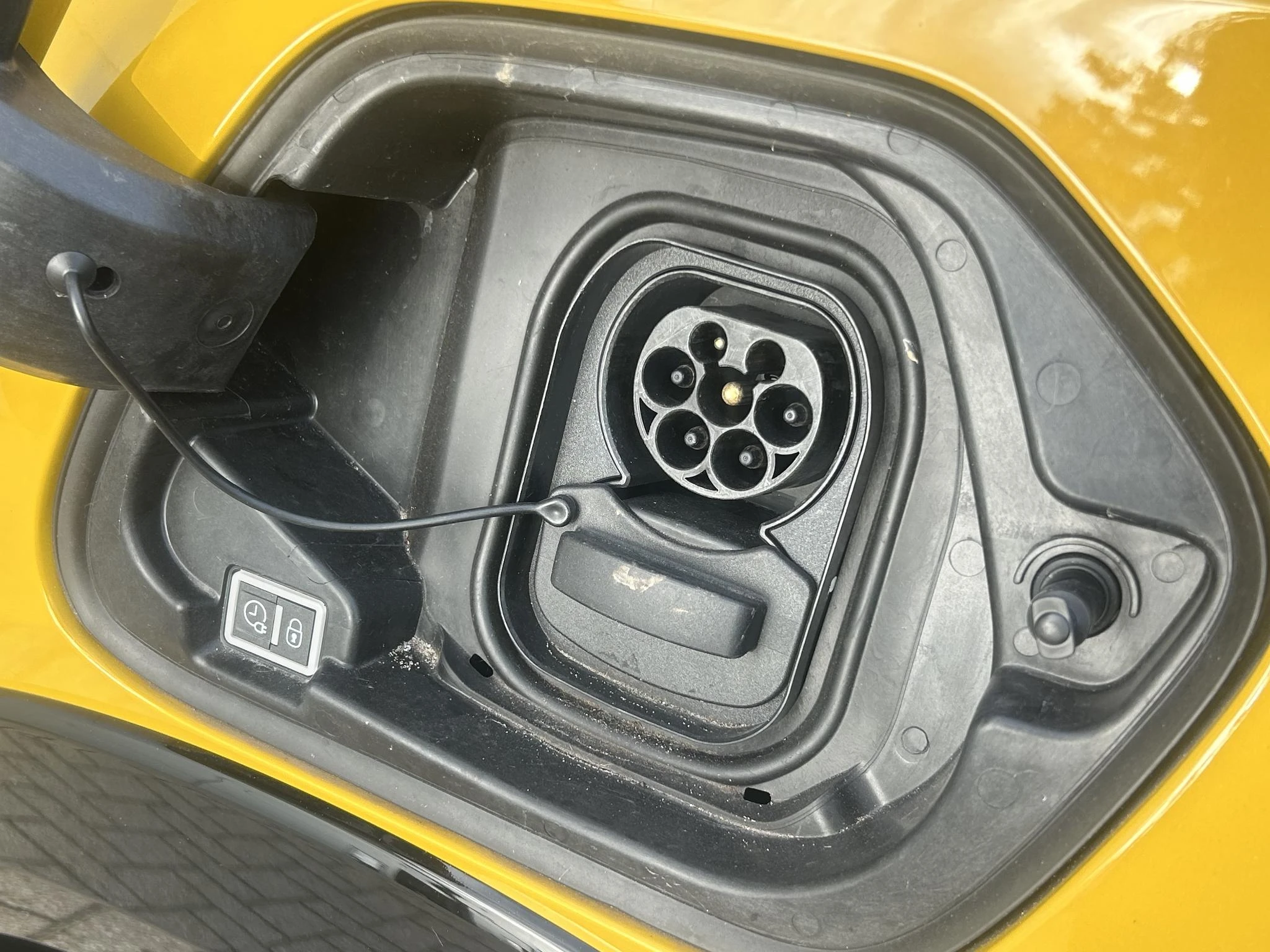 Peugeot-e-208-image-9