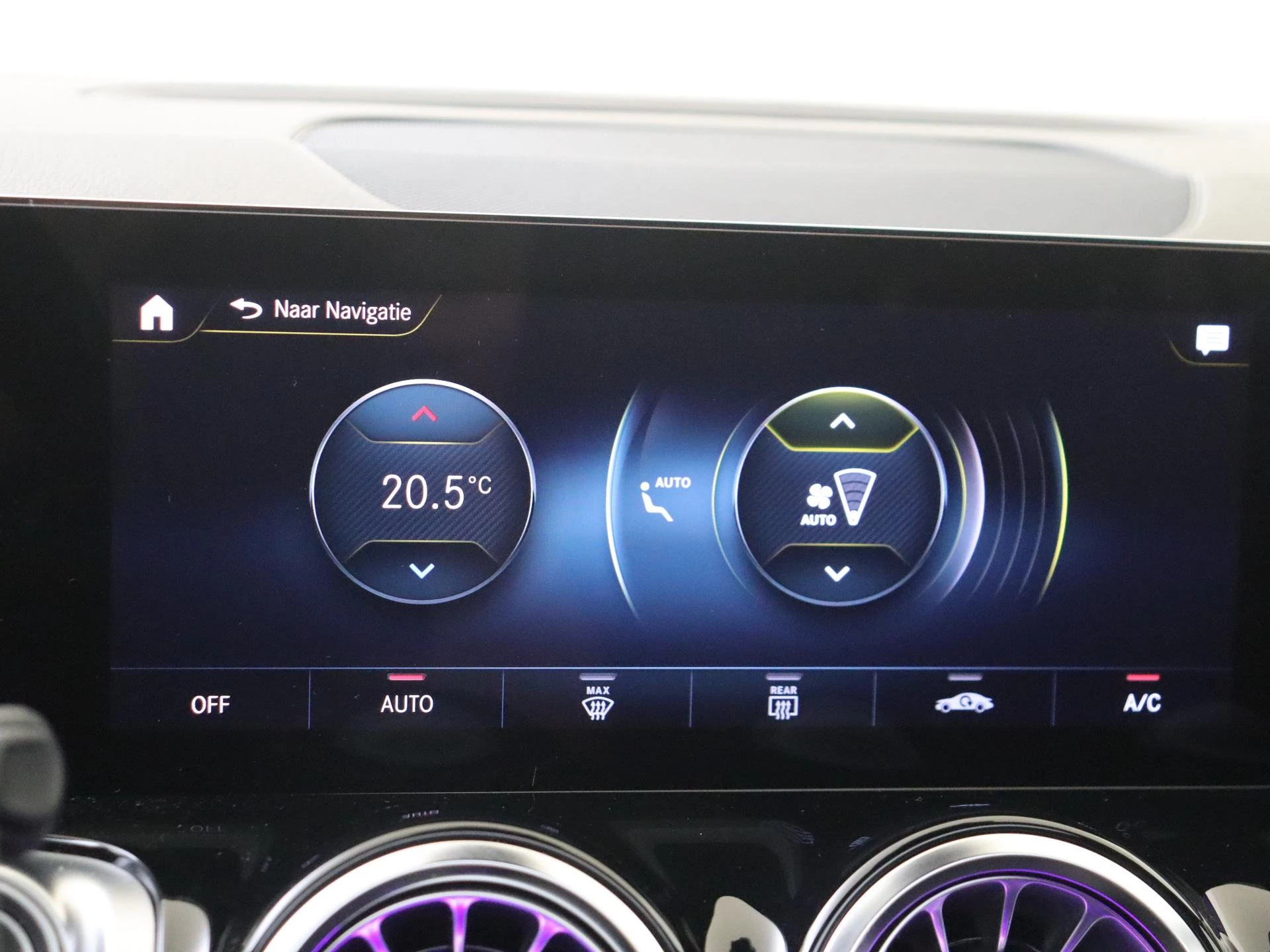 Mercedes-Benz-GLB-image-27