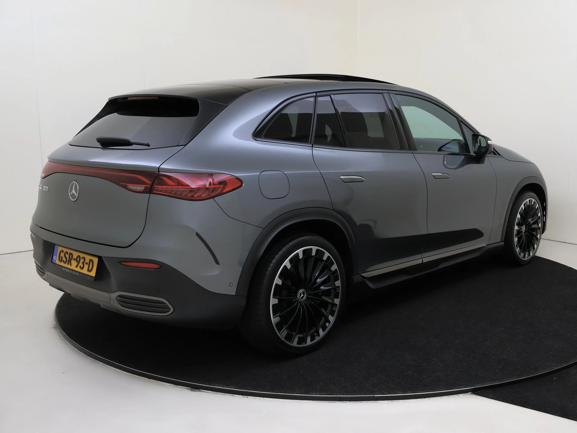 Mercedes-Benz-EQE-image-3
