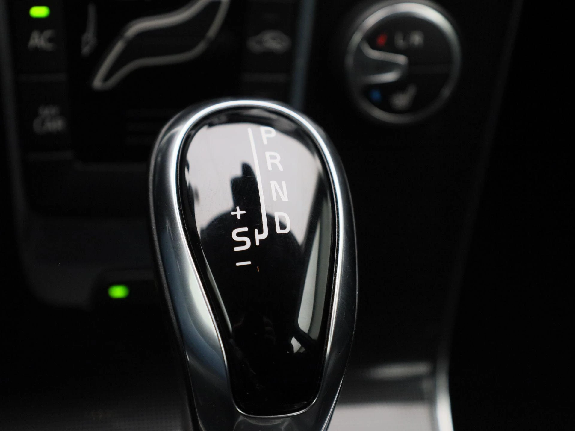 Volvo-V40-image-23