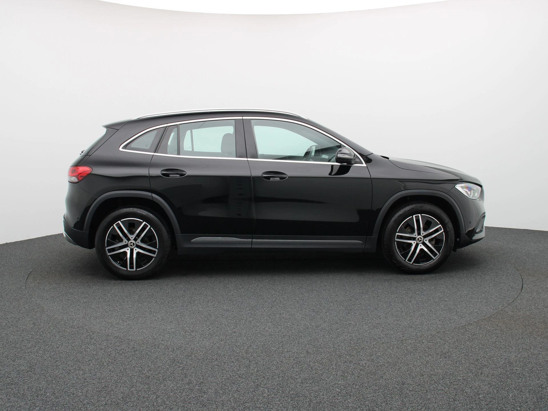 Mercedes-Benz GLA 180 Business Line + TREKHAAK + CAMERA + LED +