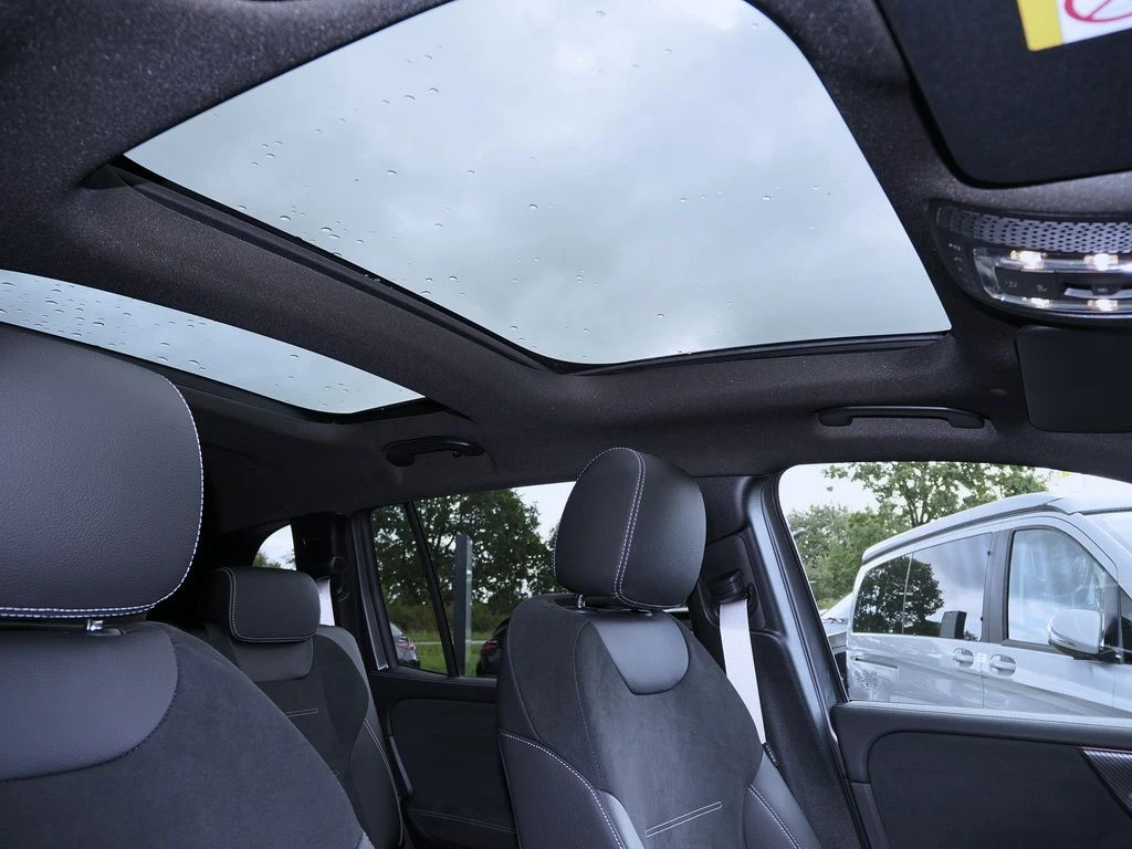 Mercedes-Benz-GLB 200 d-image-14