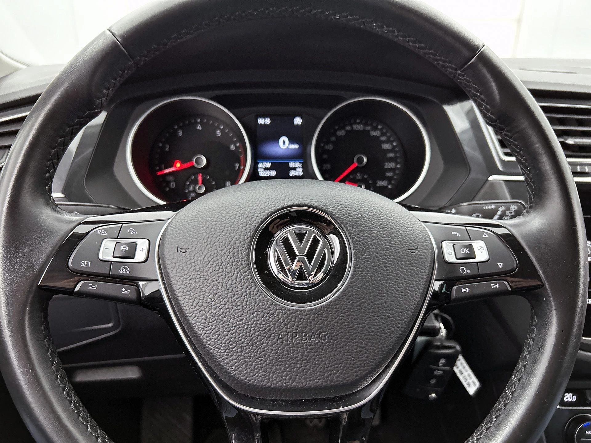 Volkswagen-Tiguan-image-30