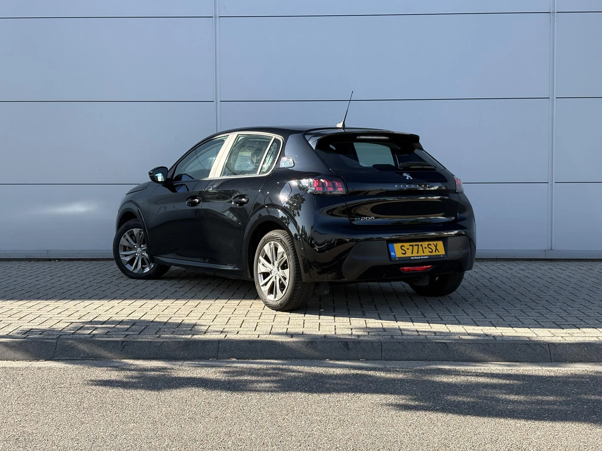 Peugeot-e-208-image-3