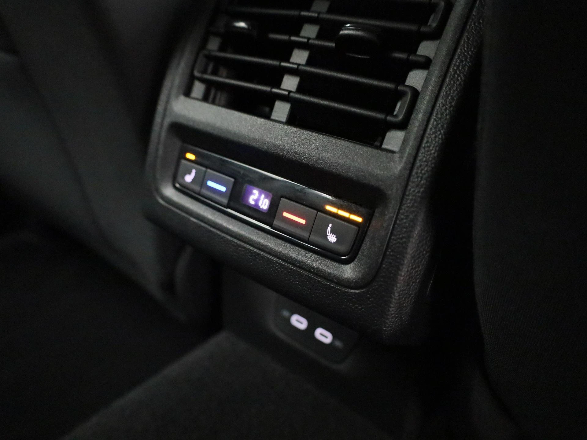 Volkswagen-Golf-image-37