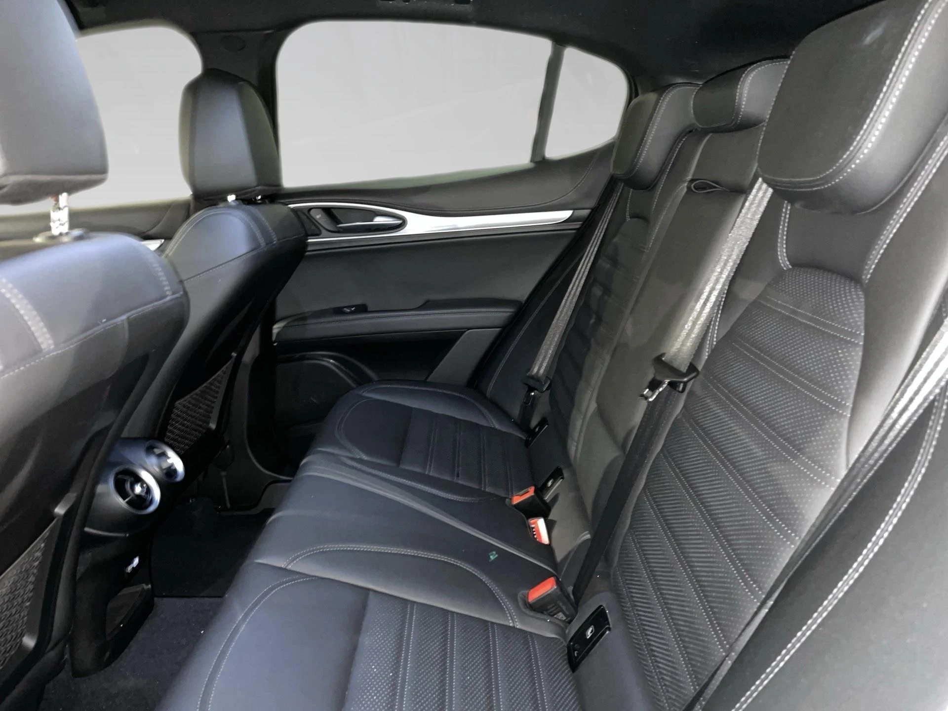 Alfa Romeo-Stelvio-image-10