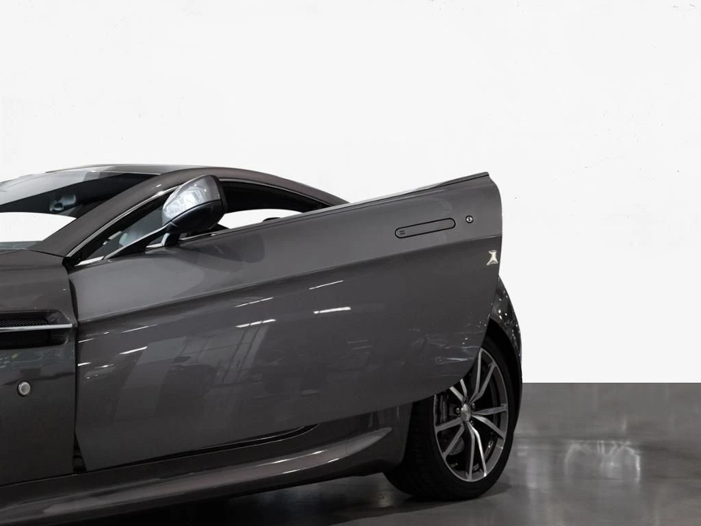Aston Martin-V8 Vantage-image-9