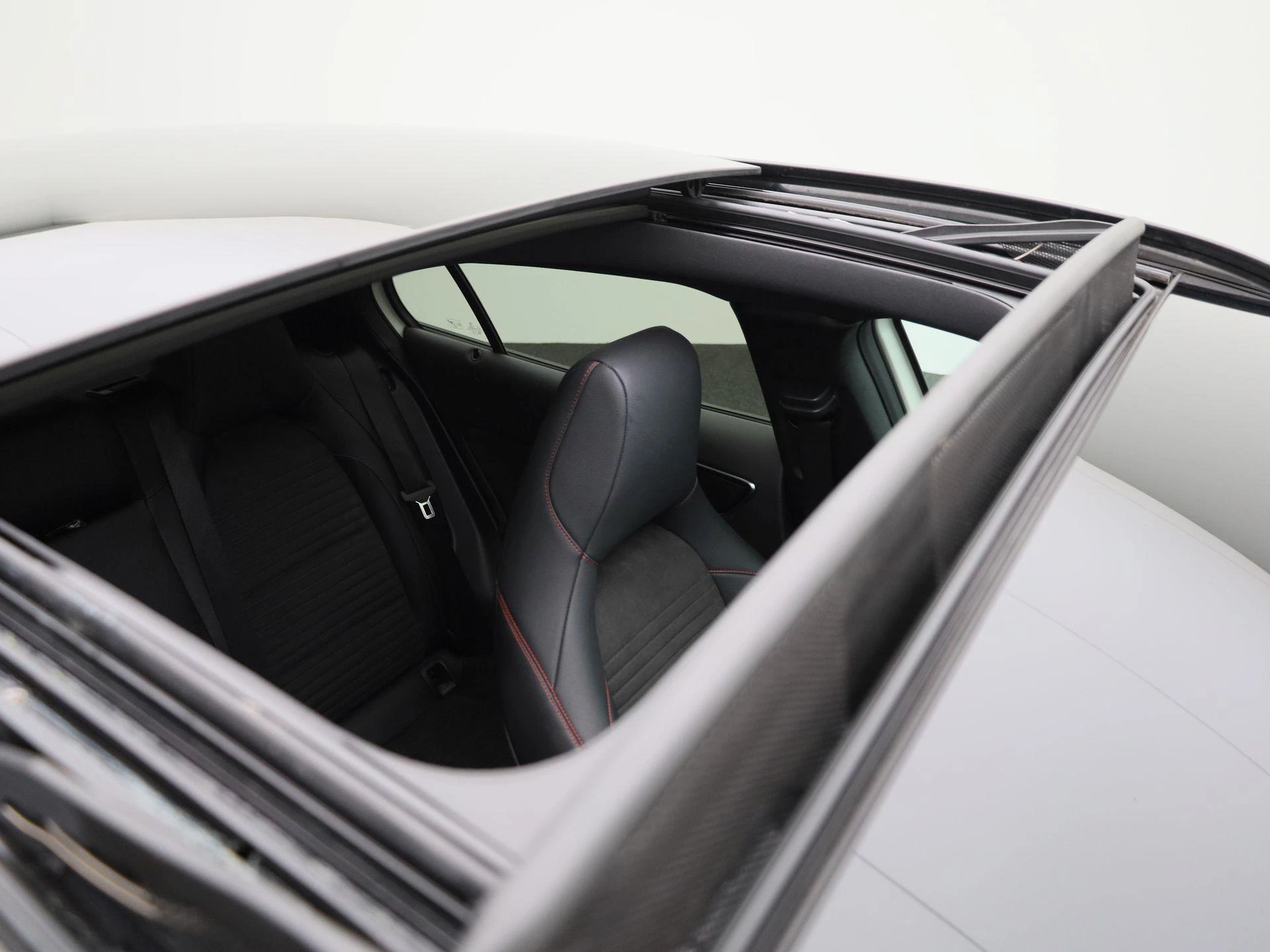Mercedes-Benz-GLA-image-31