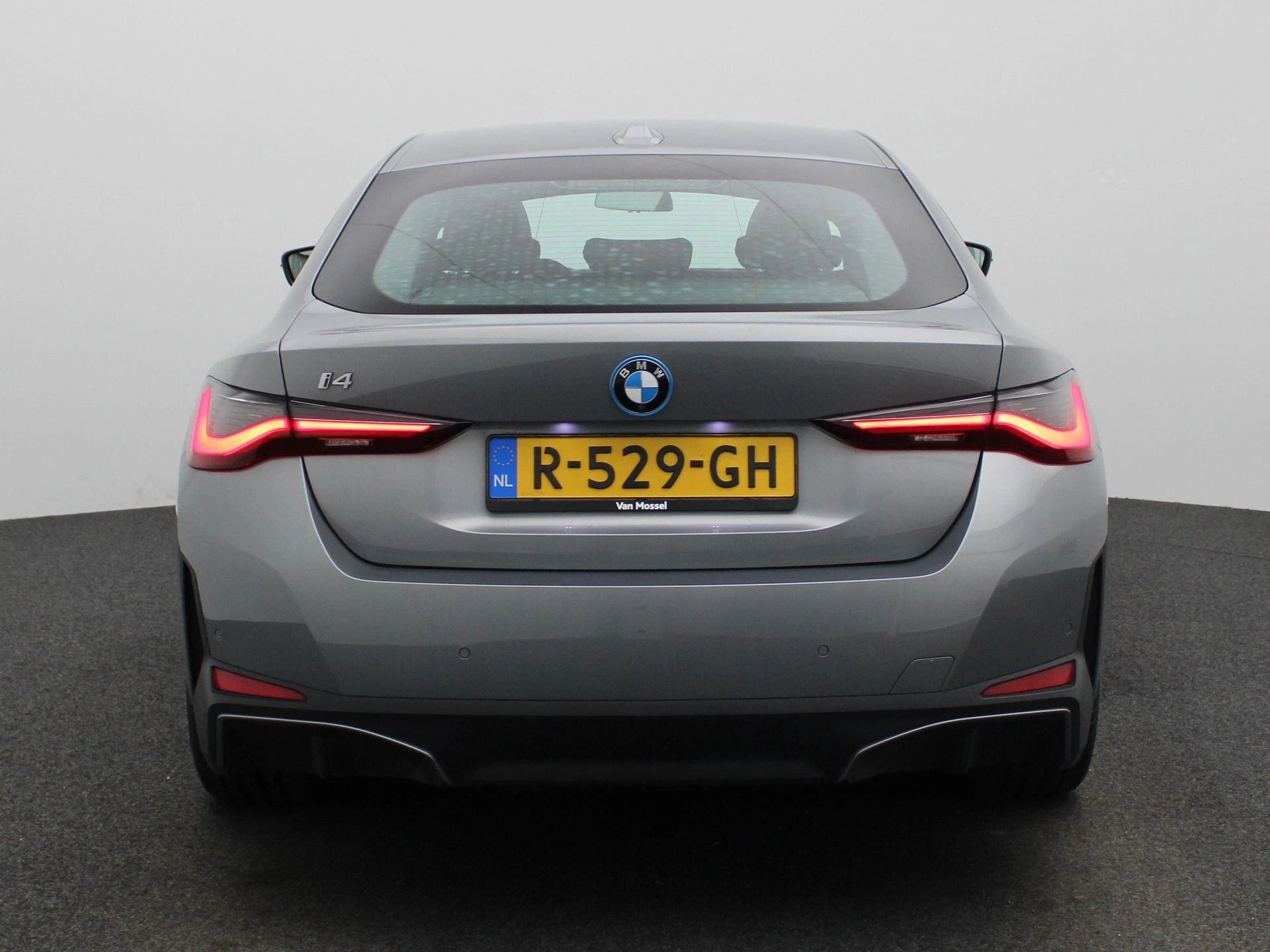 BMW-i4-image-4