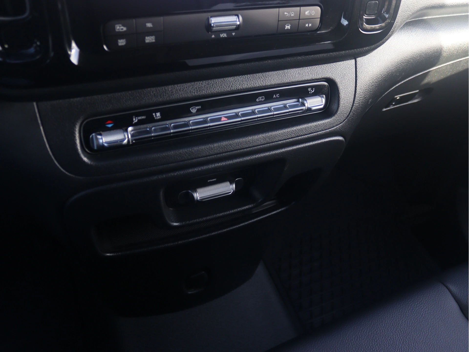 Mercedes-Benz-Vito-image-11