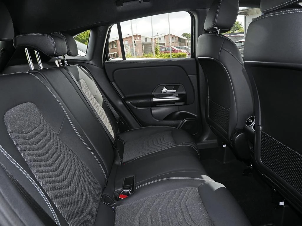 Mercedes-Benz-GLA 200 d-image-13