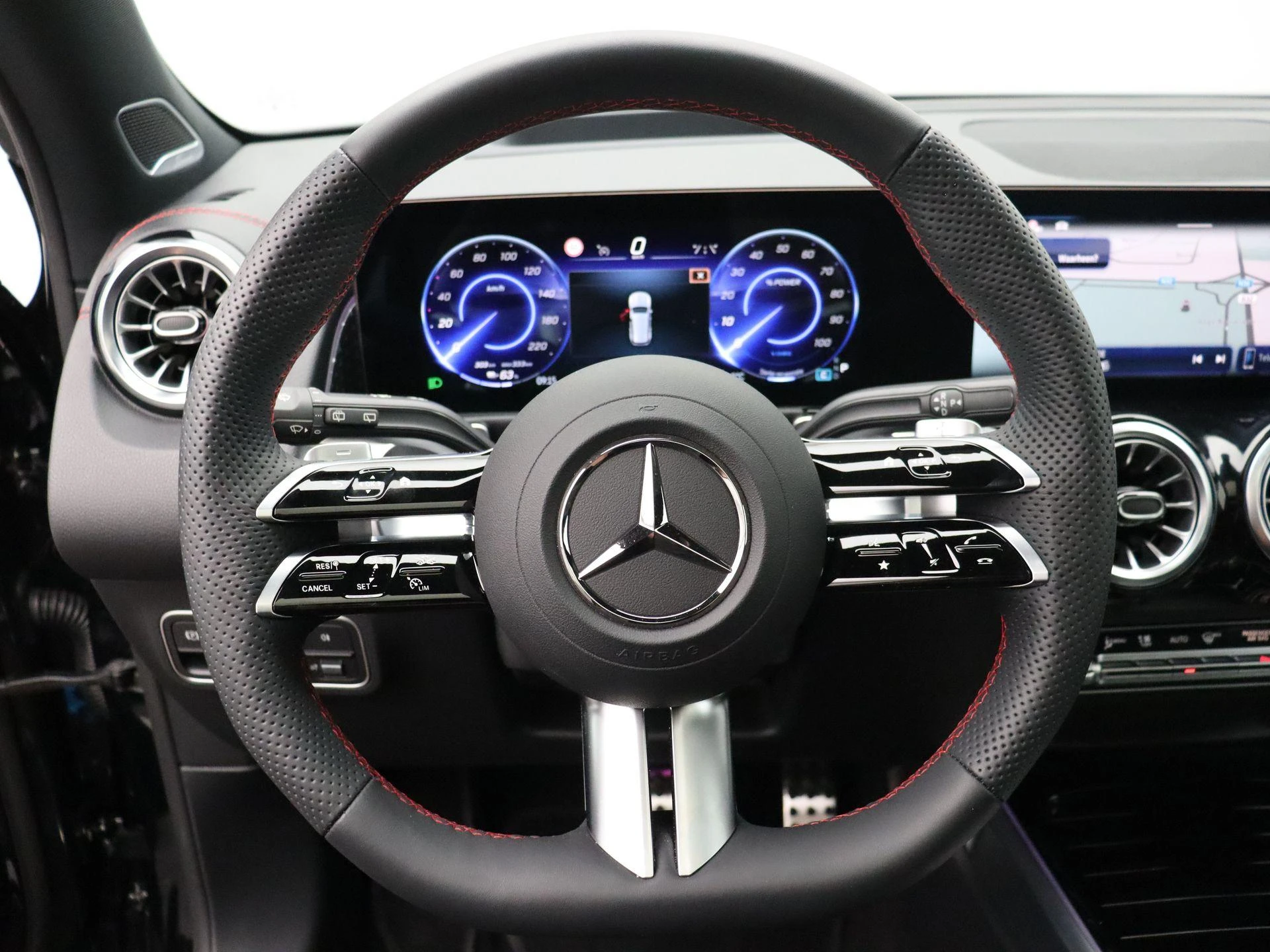 Mercedes-Benz-EQB-image-16