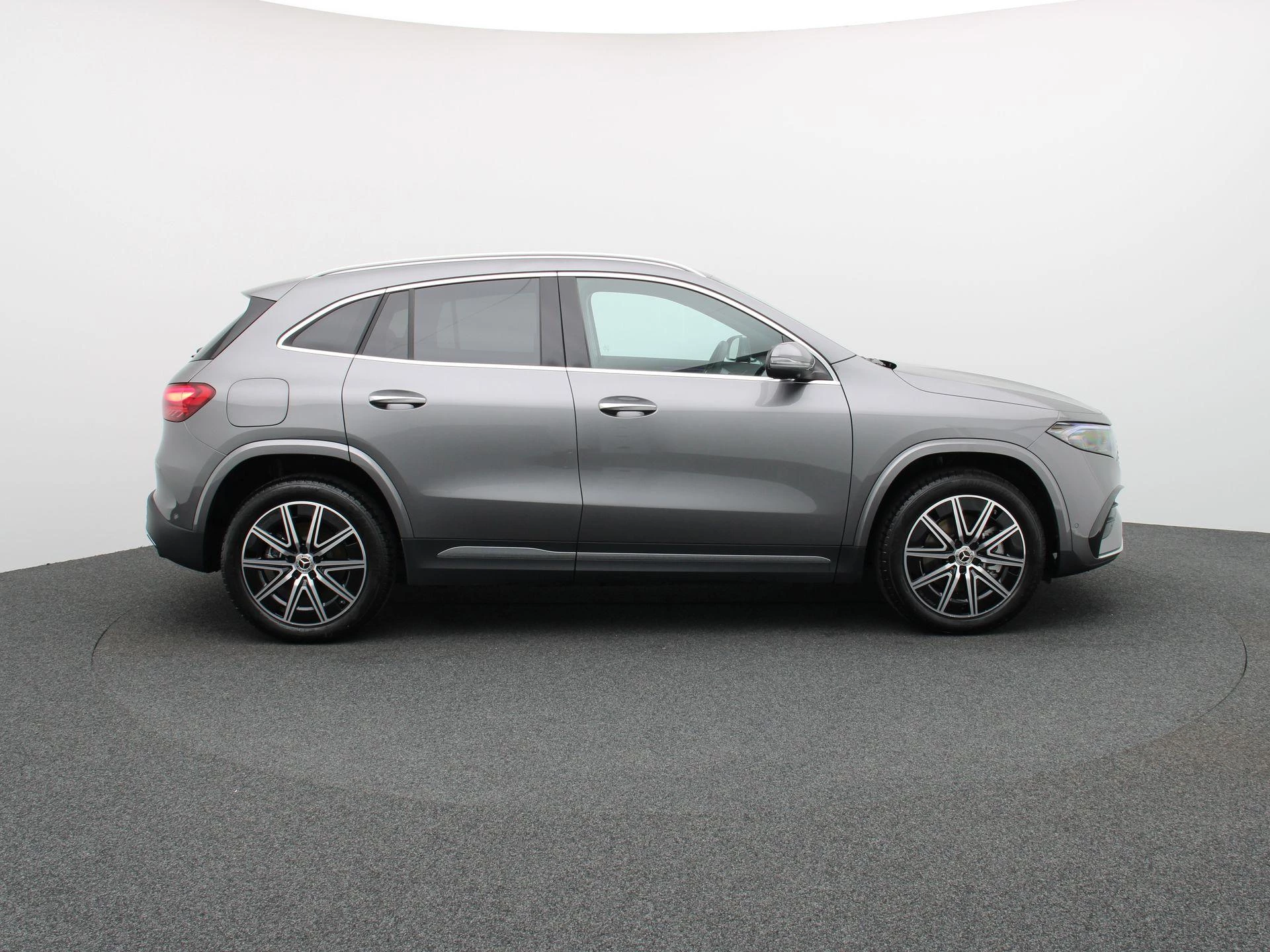 Mercedes-Benz EQA 250+ Star Edition + AMG + PANO DAK + BURMESTER + TREKHAAK + HEAD UP