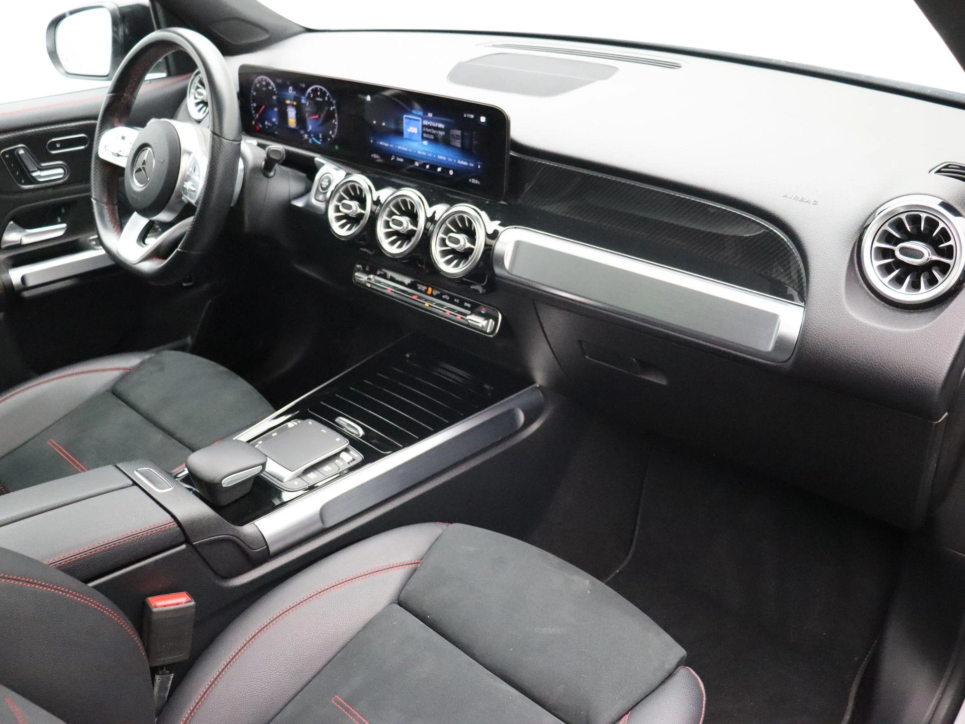 Mercedes-Benz GLB 180 AMG Line + PANORAMISCH DAK + MULTIBEAM LED + CARPLAY +