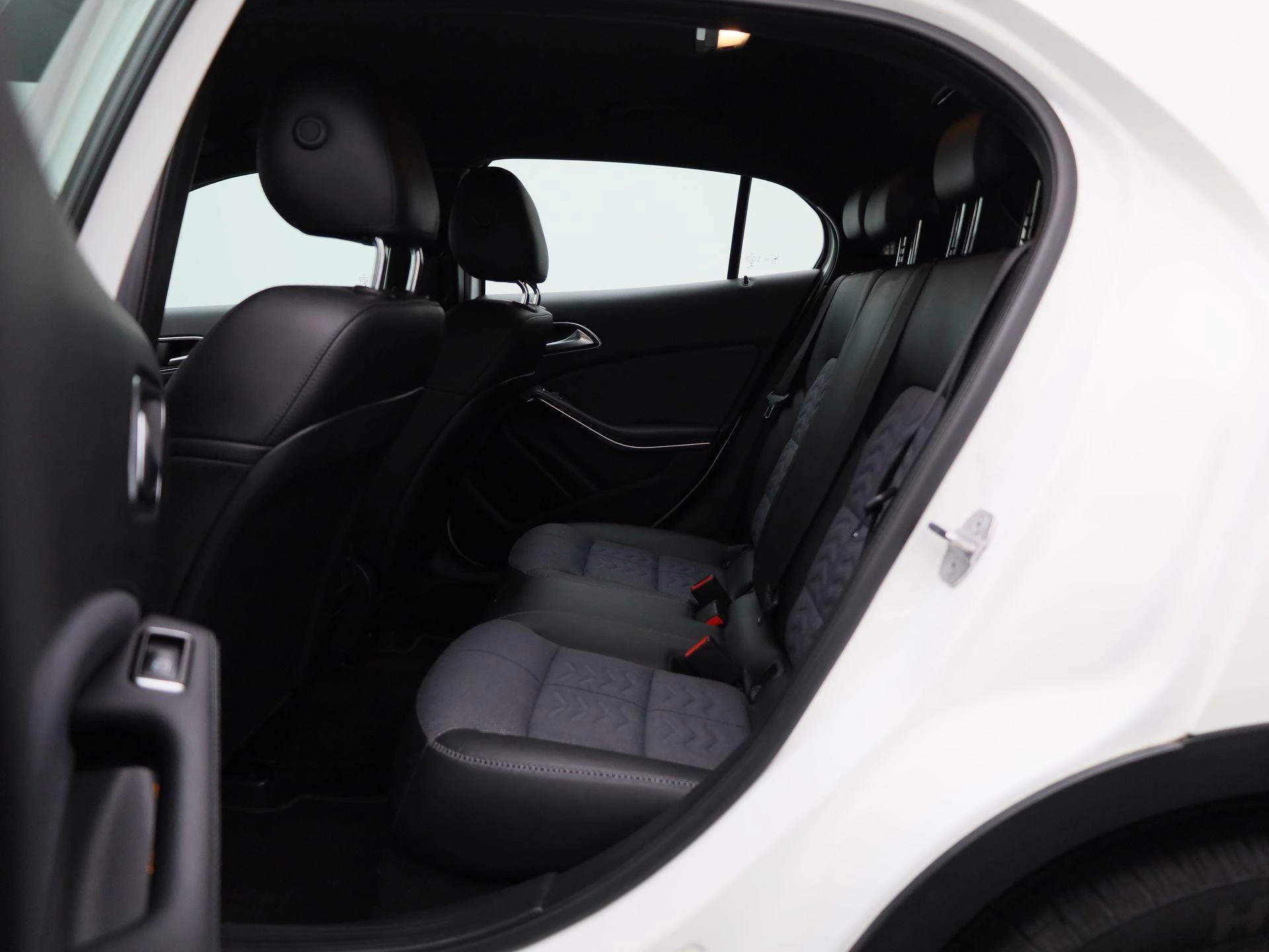 Mercedes-Benz-GLA-image-11
