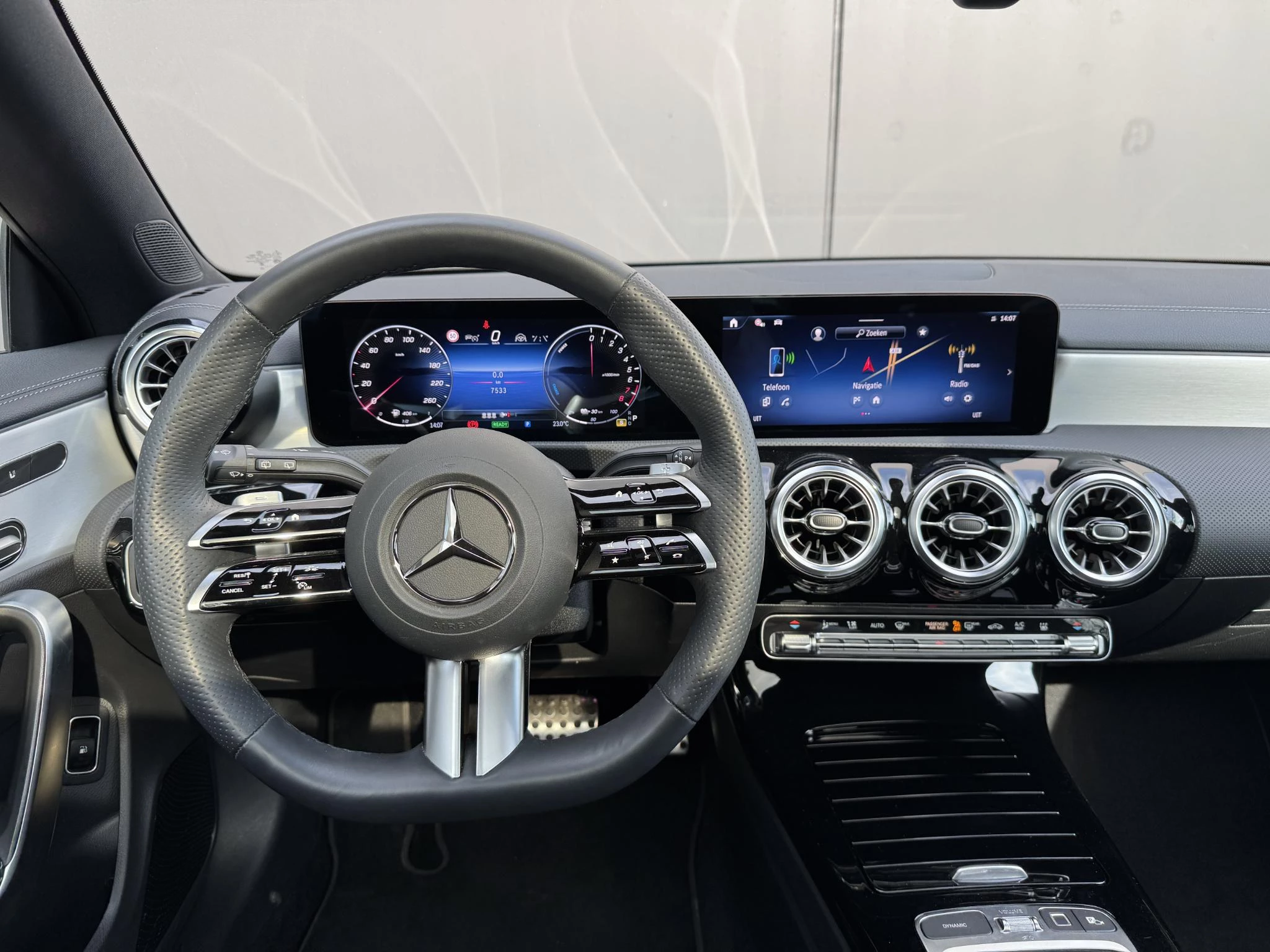 Mercedes-Benz-CLA-image-17