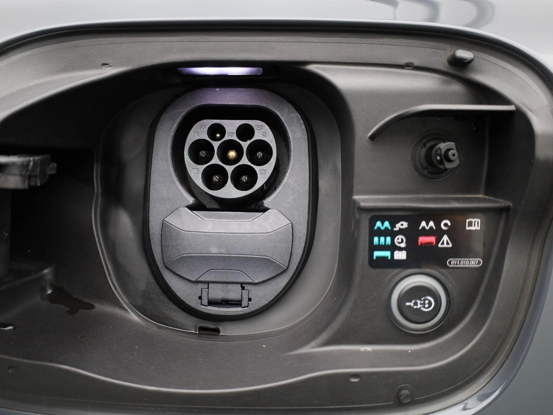 Audi-Q6 e-tron-image-13