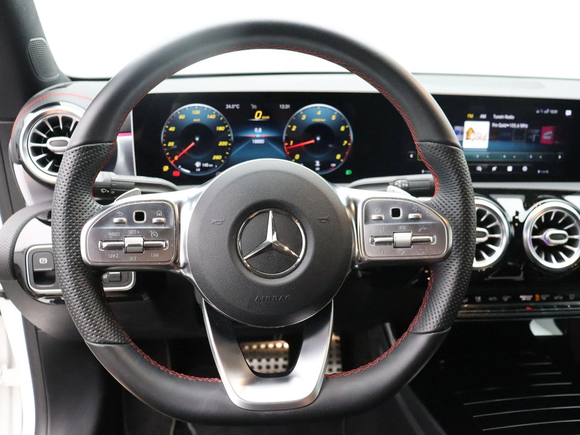 Mercedes-Benz-CLA-image-11