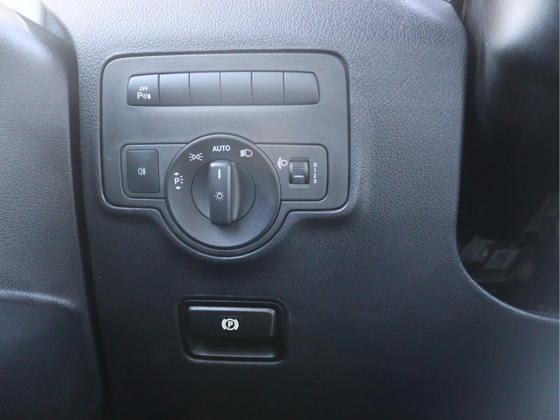 Mercedes-Benz-Vito-image-11