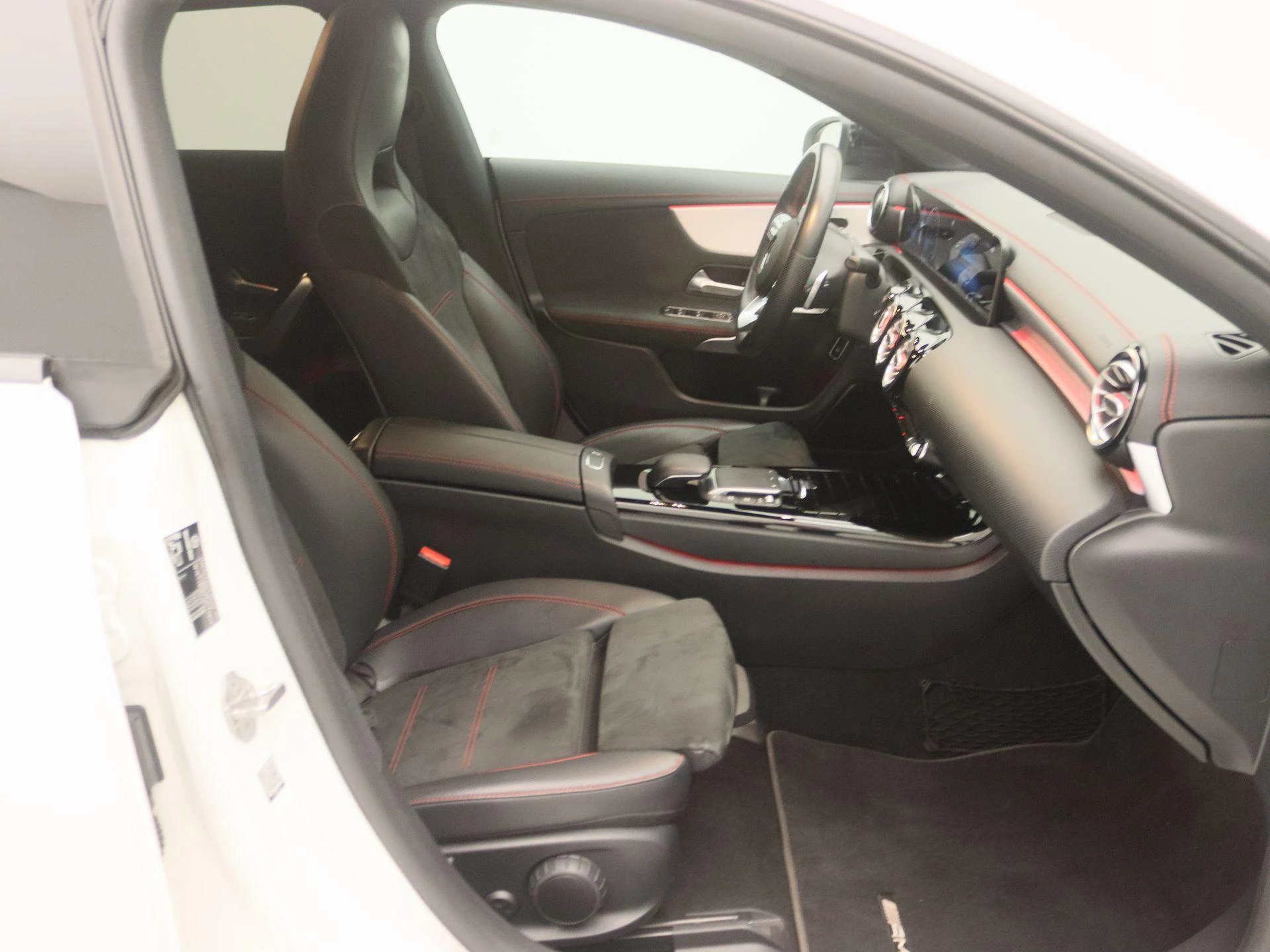 Mercedes-Benz-CLA-image-23
