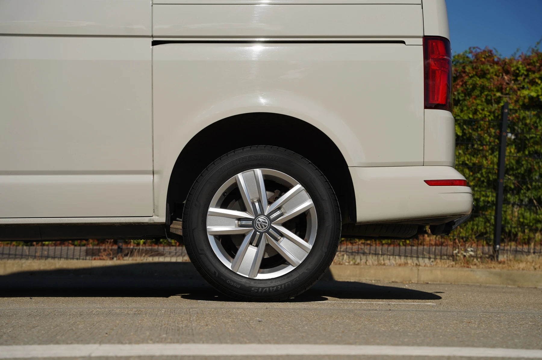 Volkswagen-Transporter-image-31