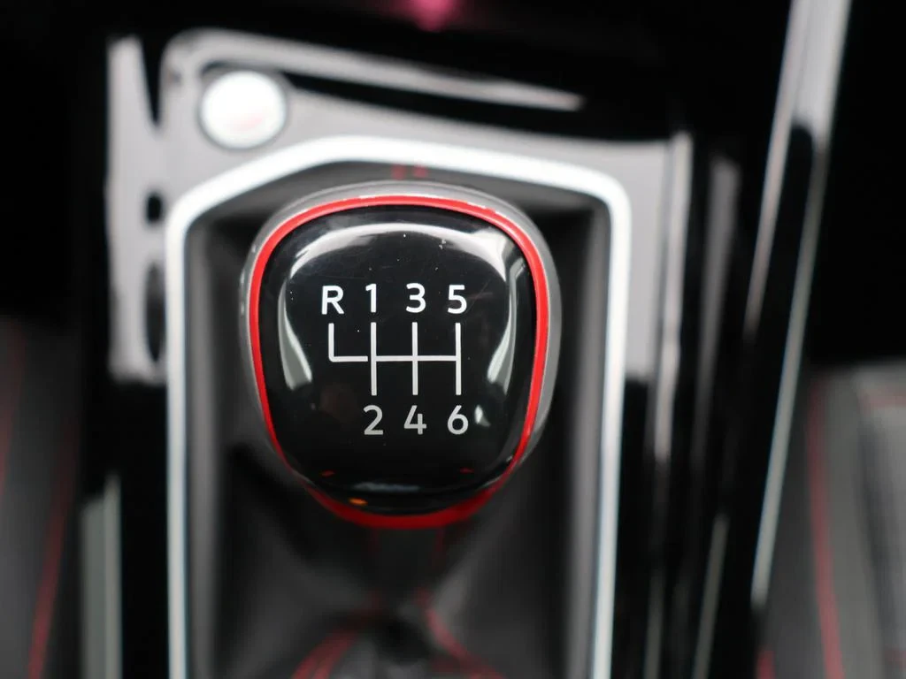 Volkswagen-Golf-image-27