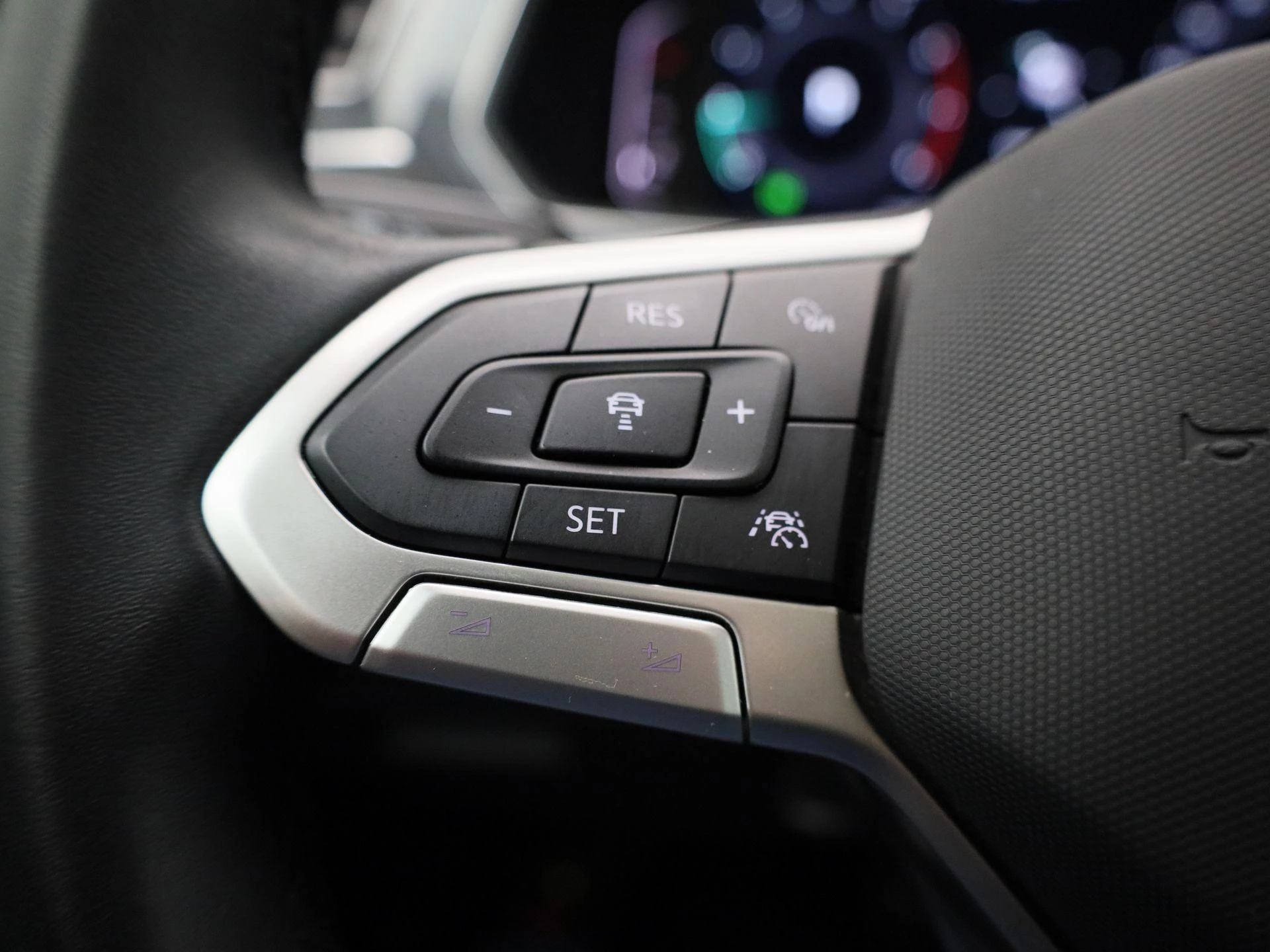 Volkswagen-Tiguan-image-17