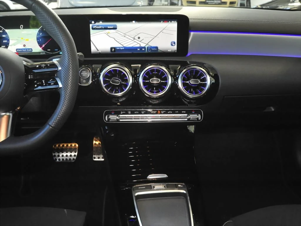 Mercedes-Benz-CLA 200-image-10