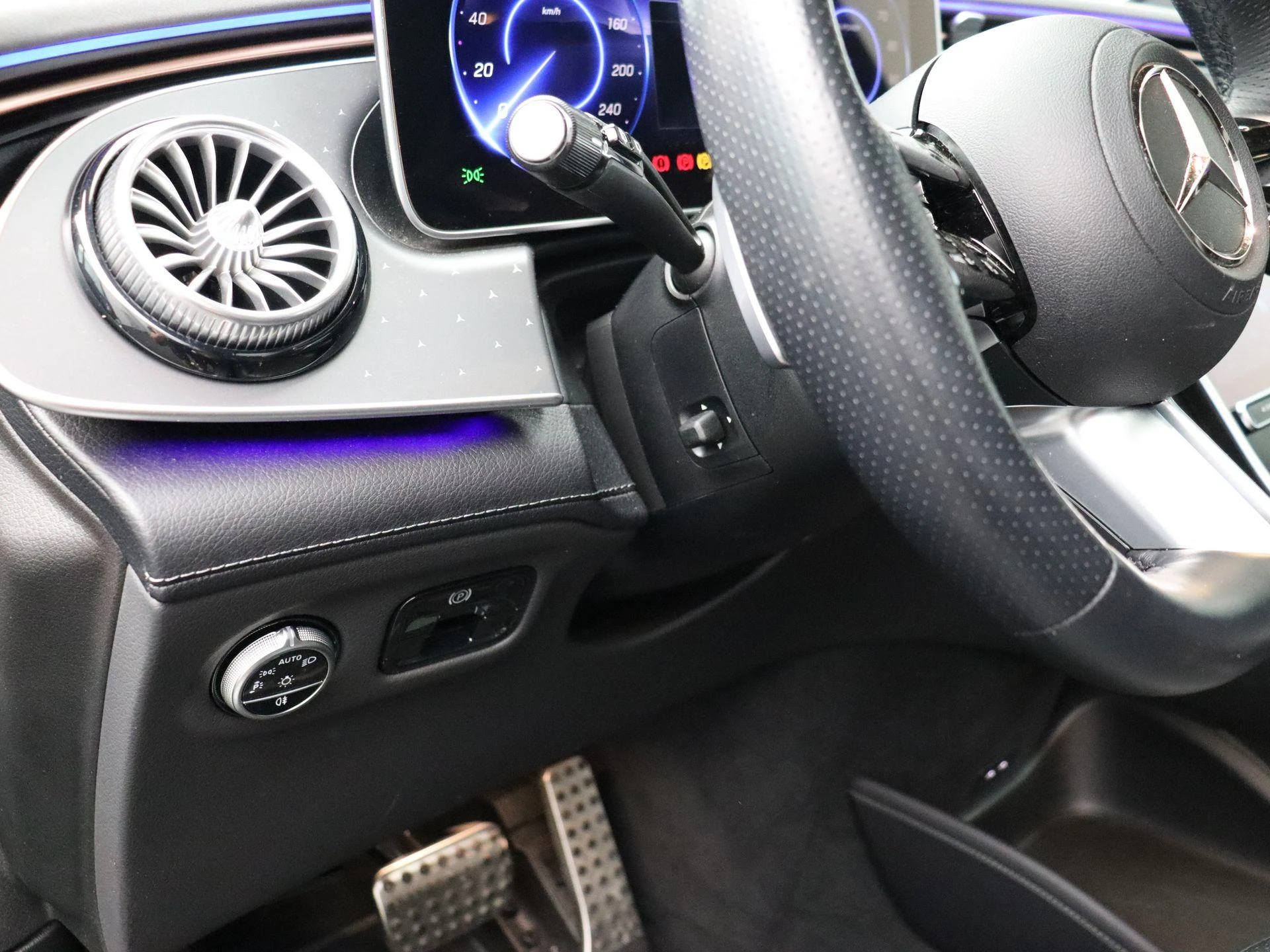 Mercedes-Benz-EQE-image-12
