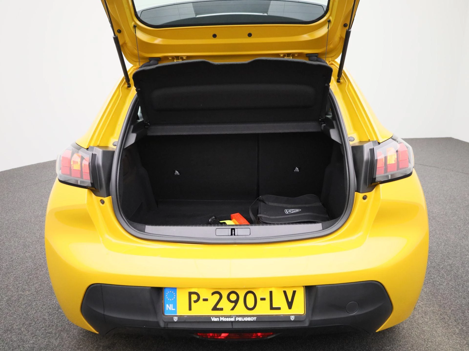 Peugeot-e-208-image-9