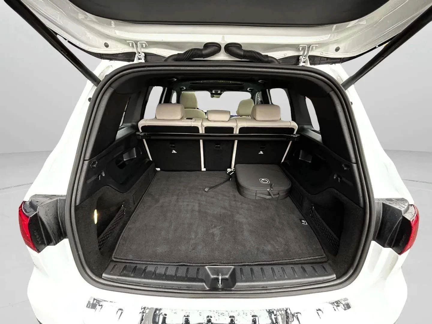 Mercedes-Benz-EQB-image-21