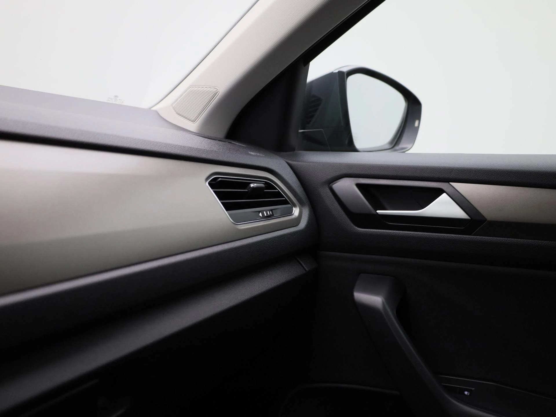 Volkswagen-T-Roc-image-26