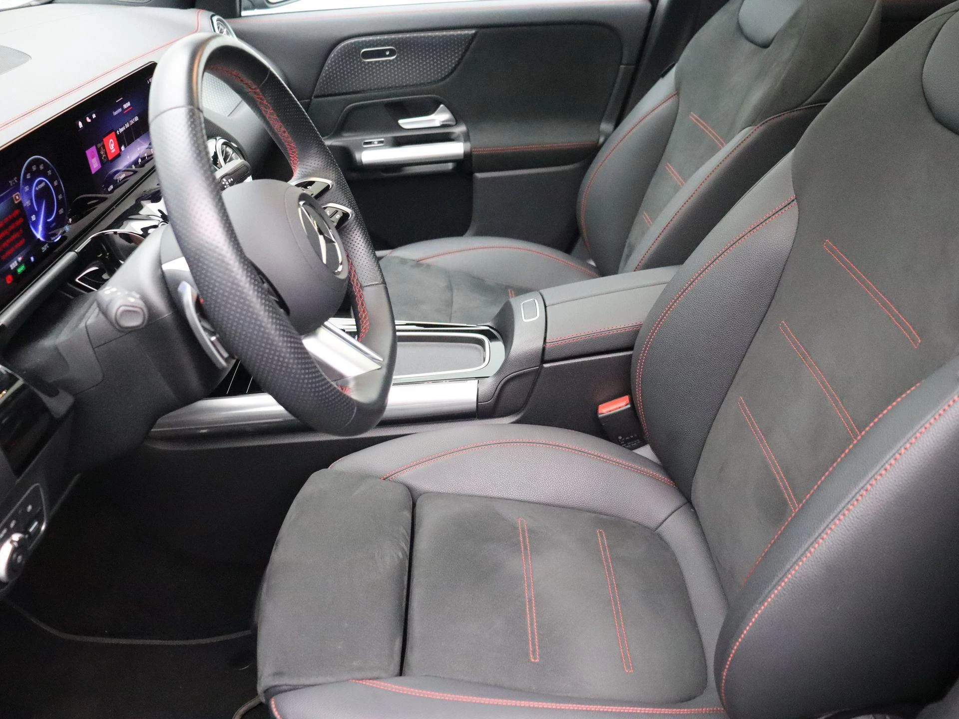 Mercedes-Benz EQA 250+ AMG Line + PANORAMISCH DAK + CARPLAY + CAMERA +