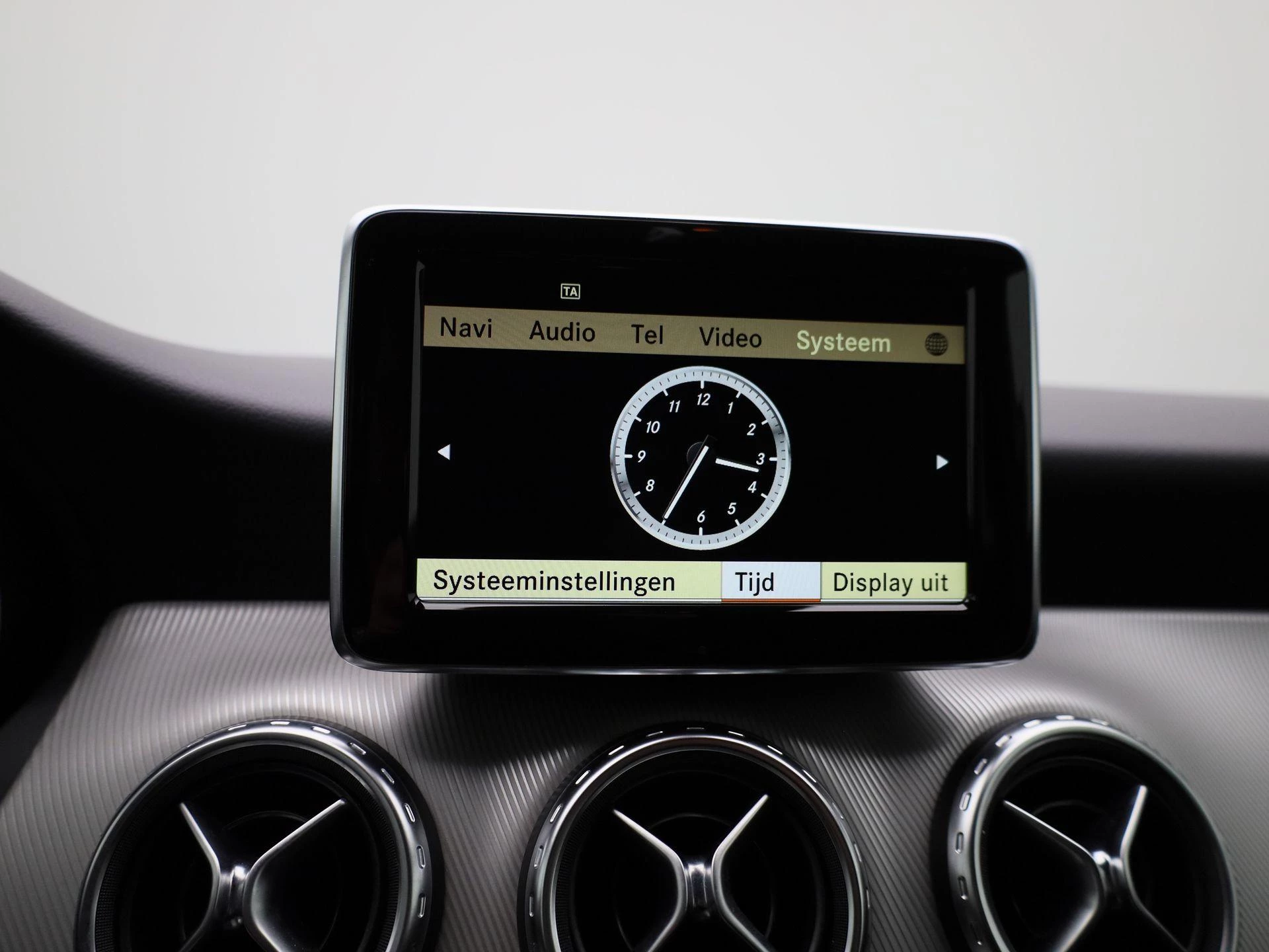 Mercedes-Benz-GLA-image-27