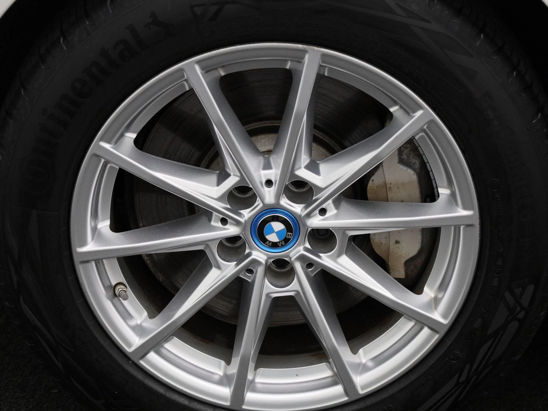 BMW-i4-image-13