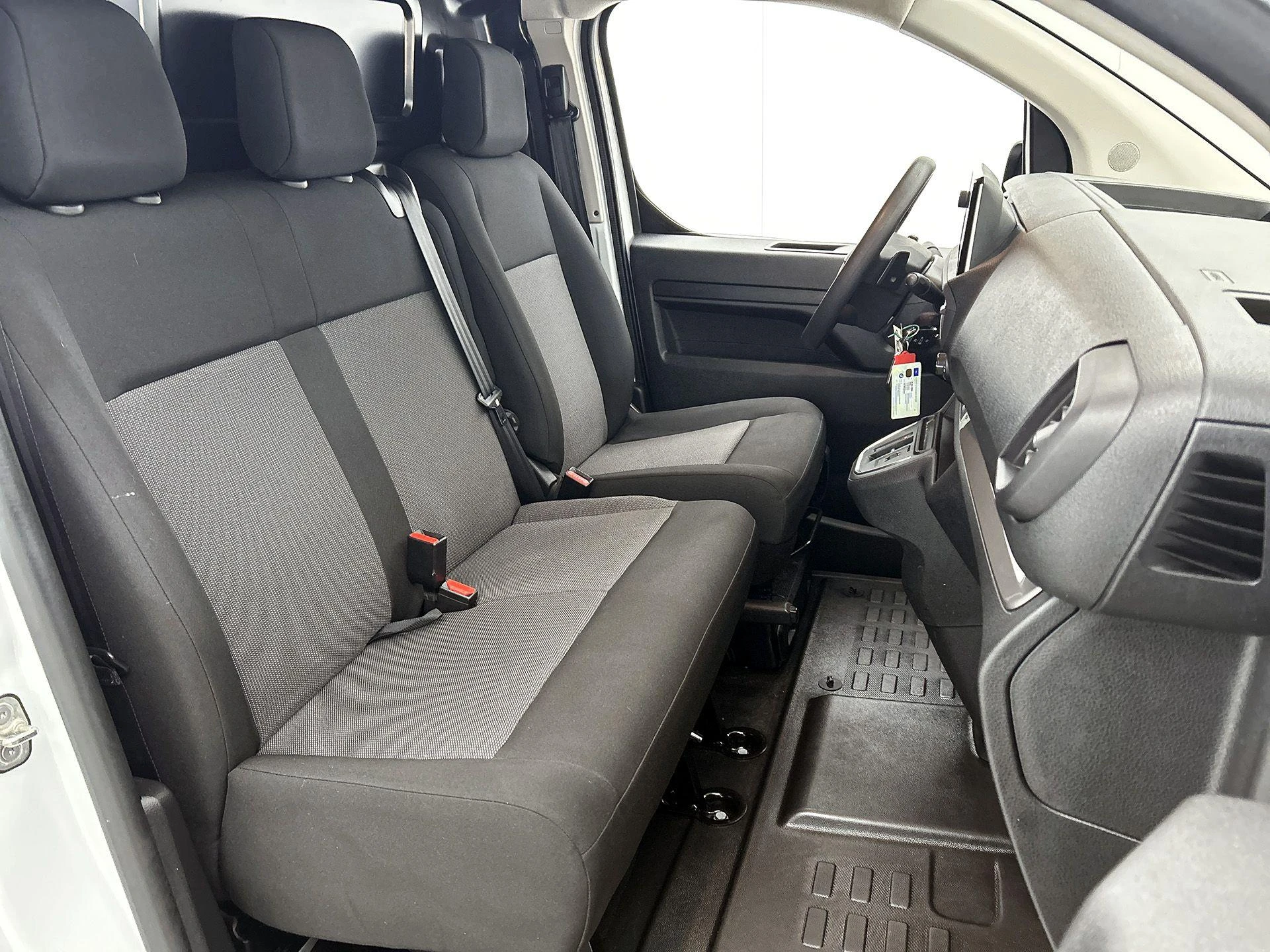 Opel-Vivaro-image-35