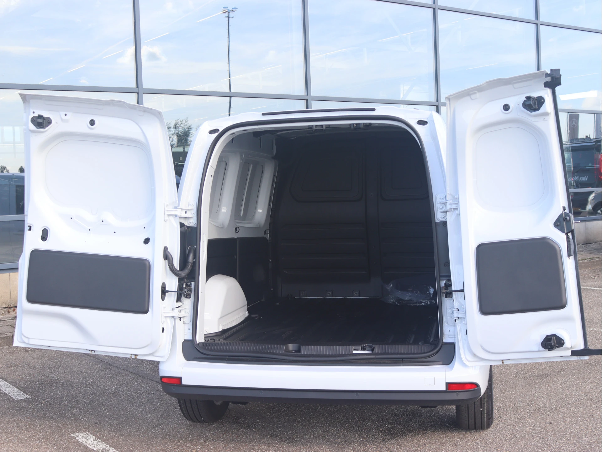 Mercedes-Benz-eCitan-image-2