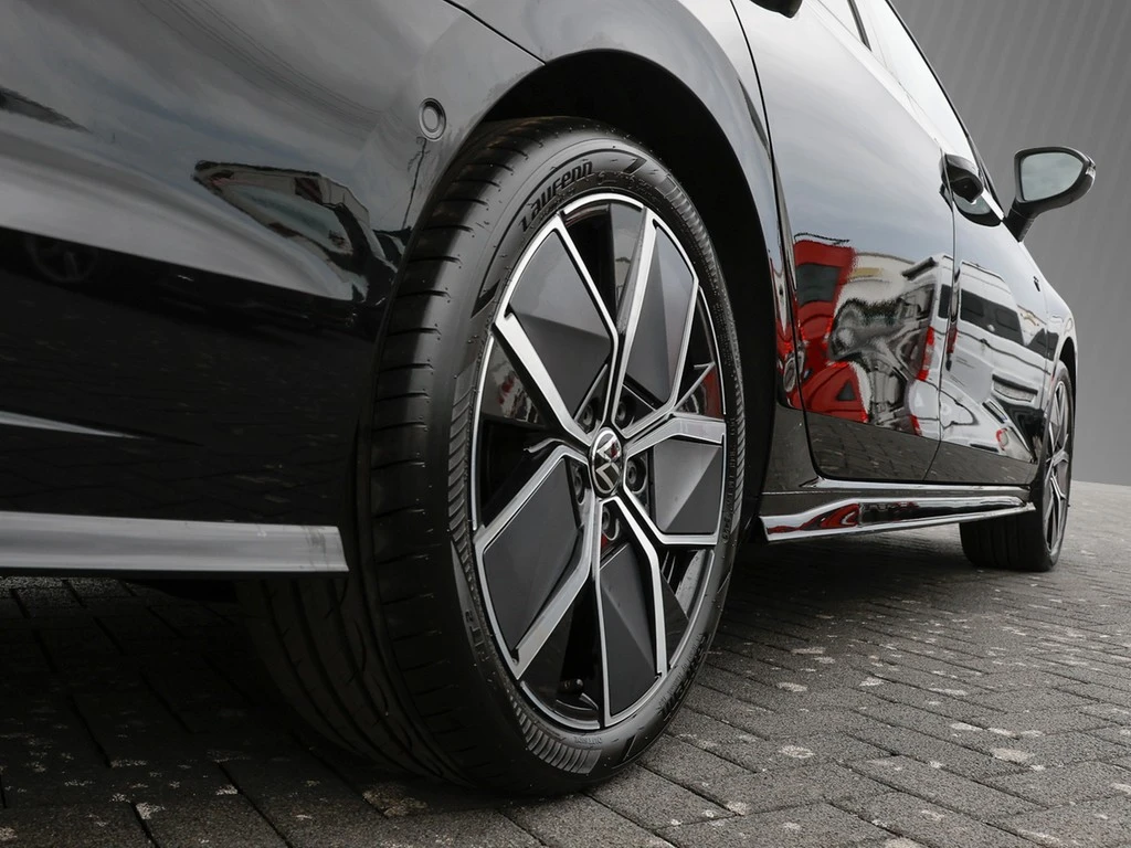 Volkswagen-Golf-image-4