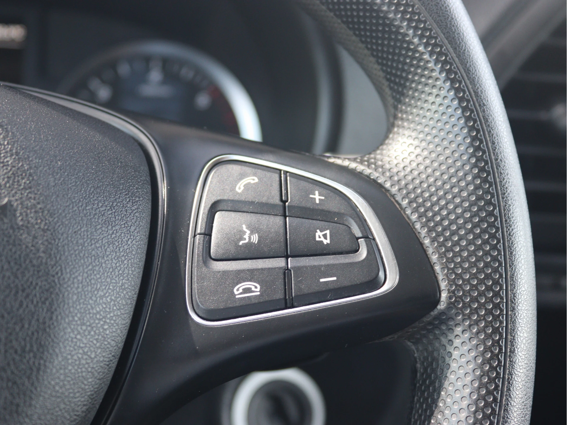 Mercedes-Benz-Vito-image-7