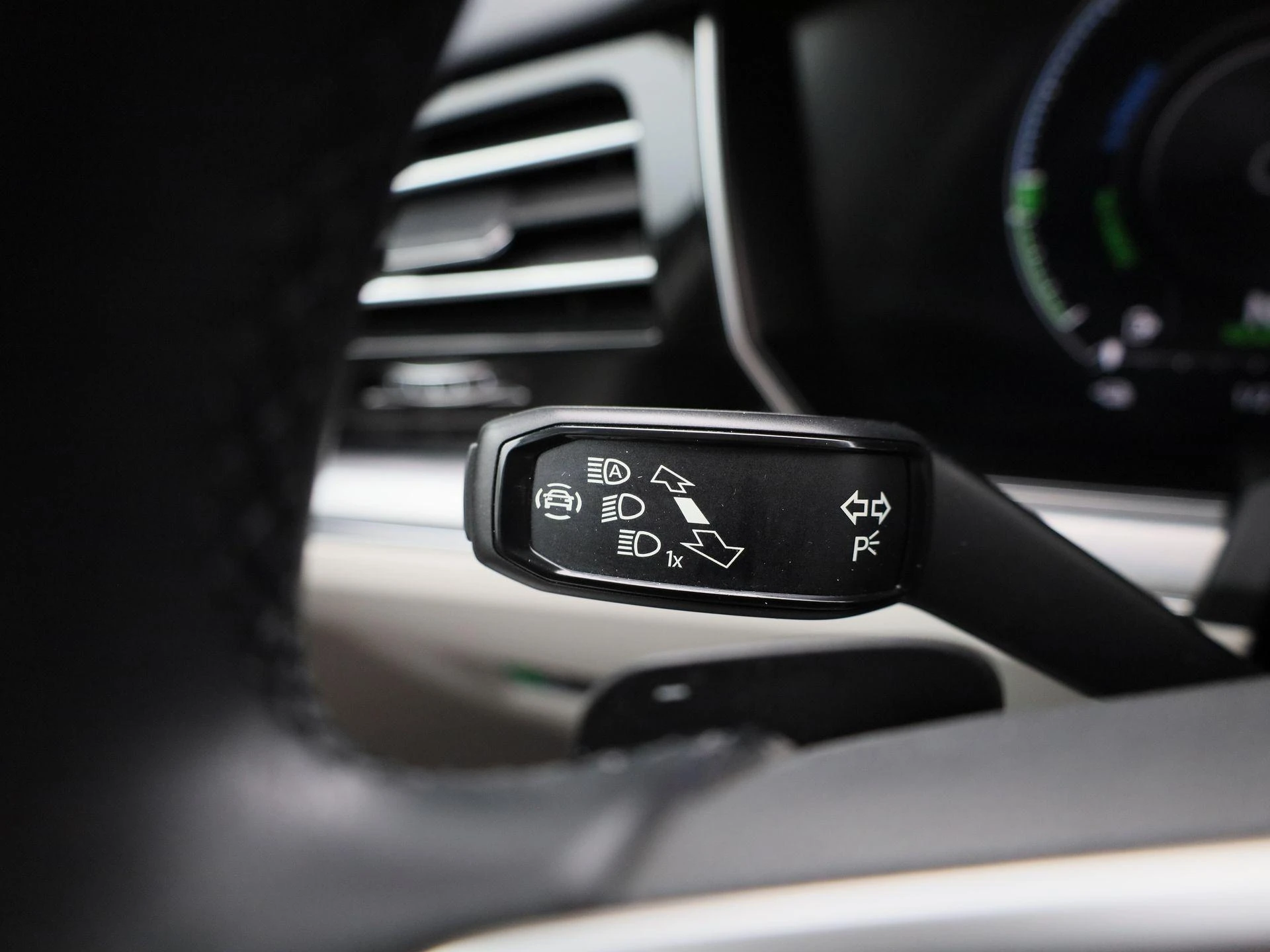 Volkswagen-Touareg-image-22