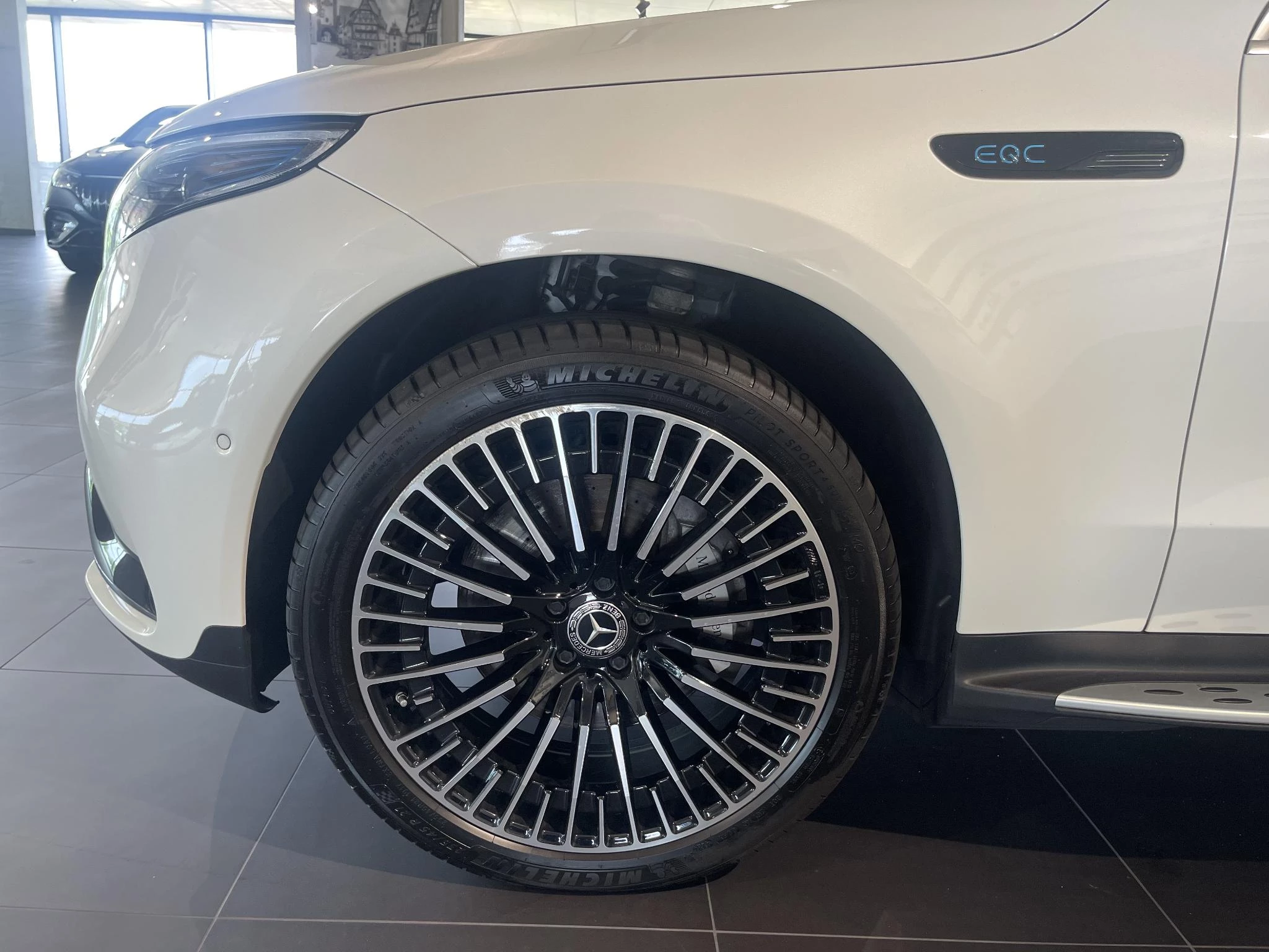 Mercedes-Benz EQC 400 4MATIC AMG LINE + LEDER EXCLUSIVE + CARPLAY + OPENDAK + BUMESTER +